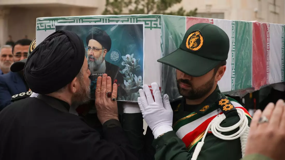Ein iranischer Geistlicher küsst den Sarg des verstorbenen Präsidenten Ebrahim Raisi während des Trauerzuges. - Bild: Iranian Presidency/ZUMA Press Wire/dpa
