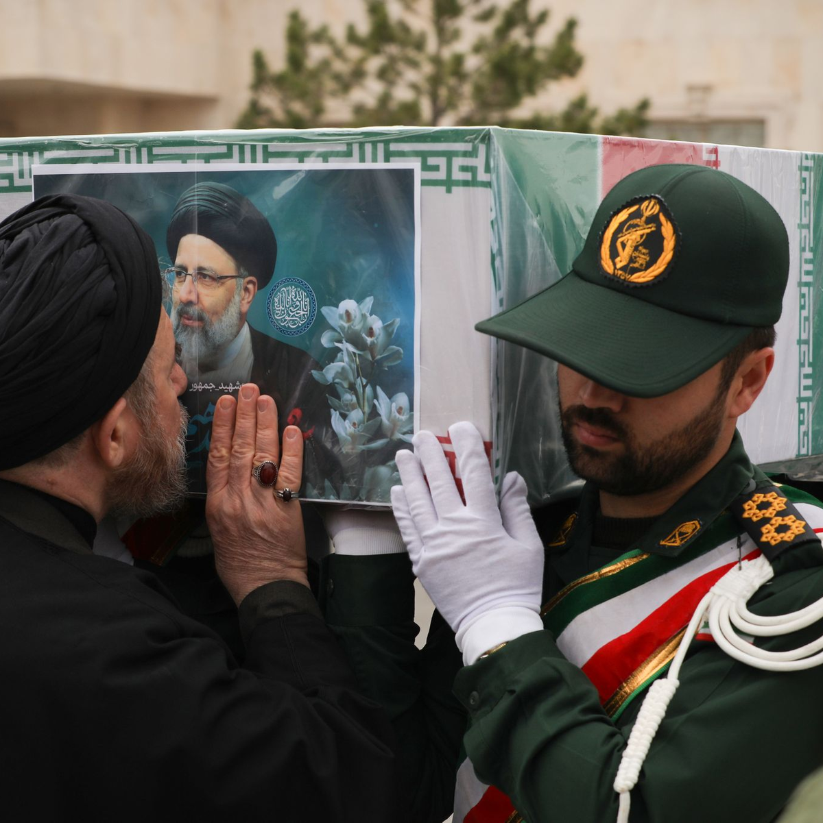 Ein iranischer Geistlicher küsst den Sarg des verstorbenen Präsidenten Ebrahim Raisi während des Trauerzuges. - Foto: Iranian Presidency/ZUMA Press Wire/dpa