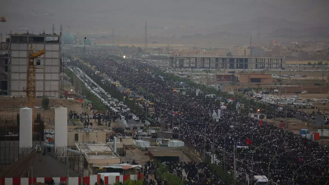 Der Trauerzug durch die Stadt Qom. - Bild: Ali Mohammadian Ahrabi/dpa