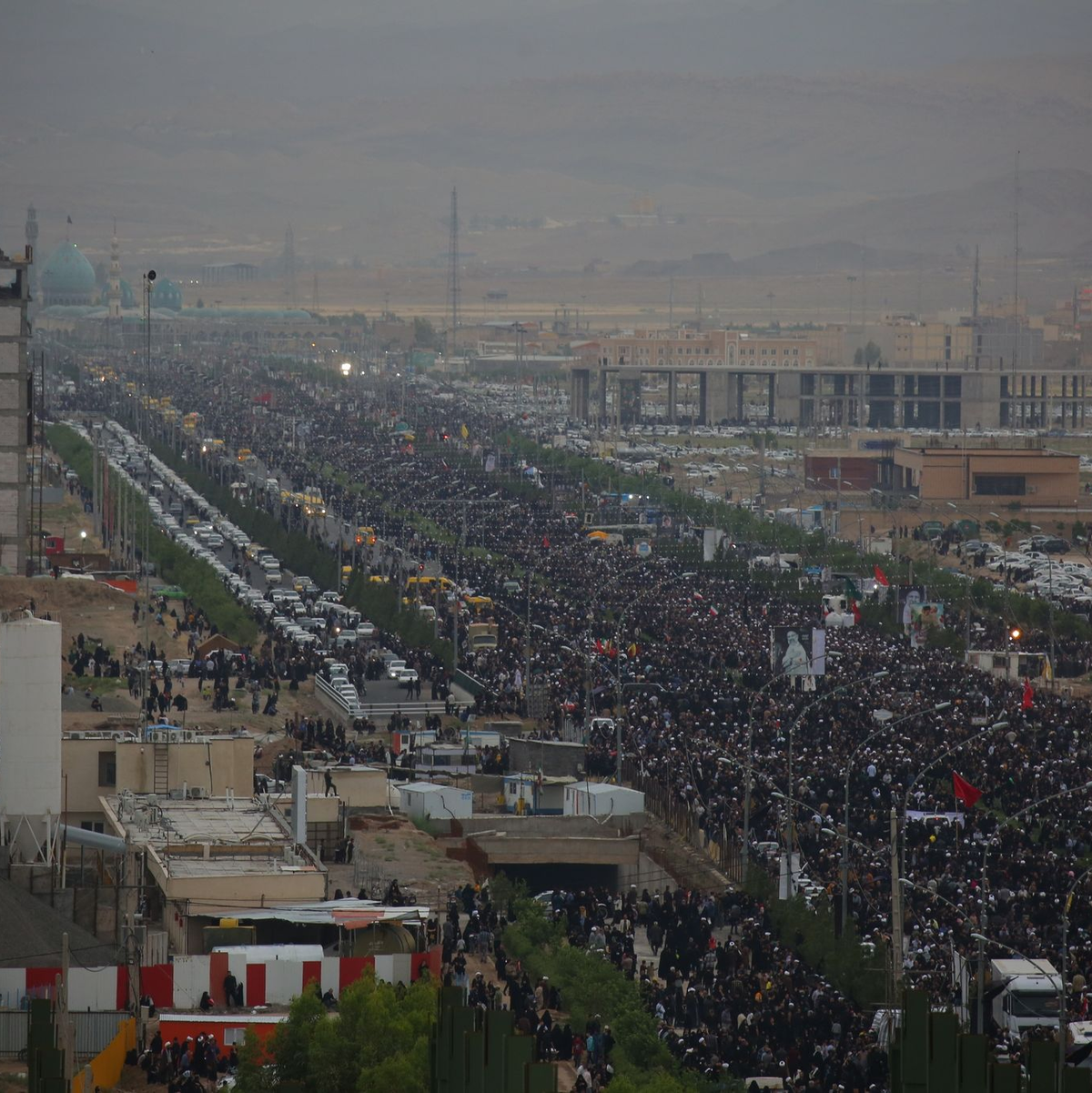 Der Trauerzug durch die Stadt Qom. - Foto: Ali Mohammadian Ahrabi/dpa