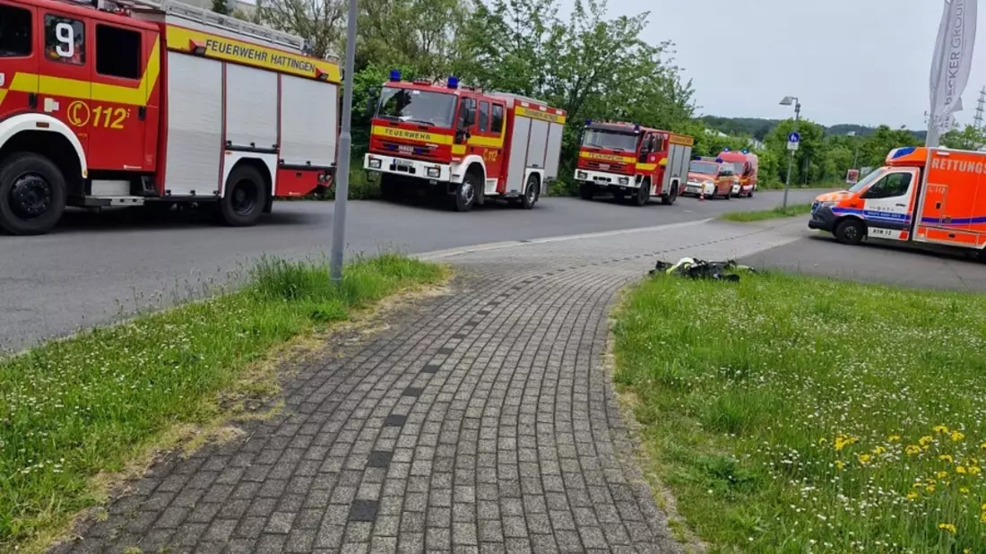 FW-EN: Gefahrguteinsatz und Brand an einer Photovoltaikanlage - Hattinger Feuerwehr zweimal mit Großaufgebot im Paralleleinsatz - Bild: presseportal.de