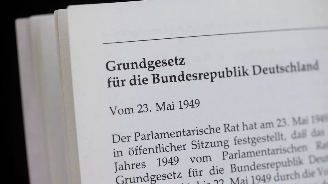 Am Donnerstag jährt sich die Verkündung des Grundgesetzes zum 75. Mal. - Bild: Hendrik Schmidt/dpa