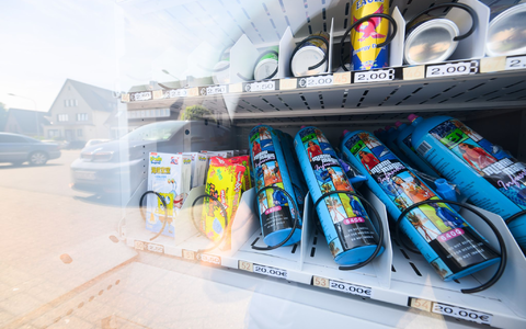 In Gifhorn bei Wolfsburg sorgt ein Warenautomat mit Lachgasflaschen neben Süßigkeiten und Einweg-E-Zigaretten für Proteste. - Foto: Julian Stratenschulte/dpa