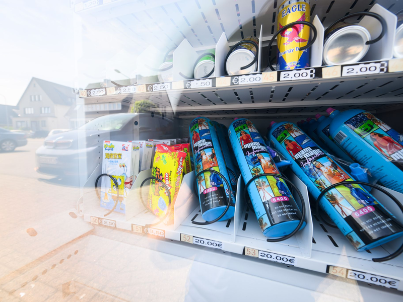 In Gifhorn bei Wolfsburg sorgt ein Warenautomat mit Lachgasflaschen neben Süßigkeiten und Einweg-E-Zigaretten für Proteste. - Foto: Julian Stratenschulte/dpa