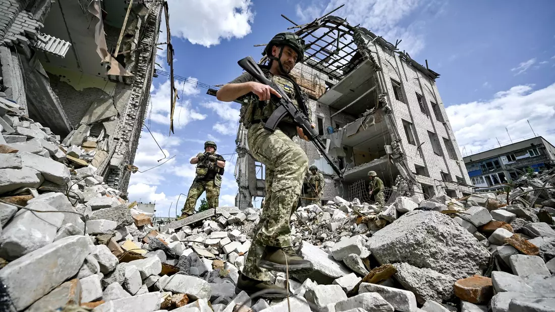 Ukrainische Soldaten im Einsatz: Seit 819 Tagen verteidigen sie ihr Land gegen den russischen Angriffskrieg. - Bild: ukrin/dpa