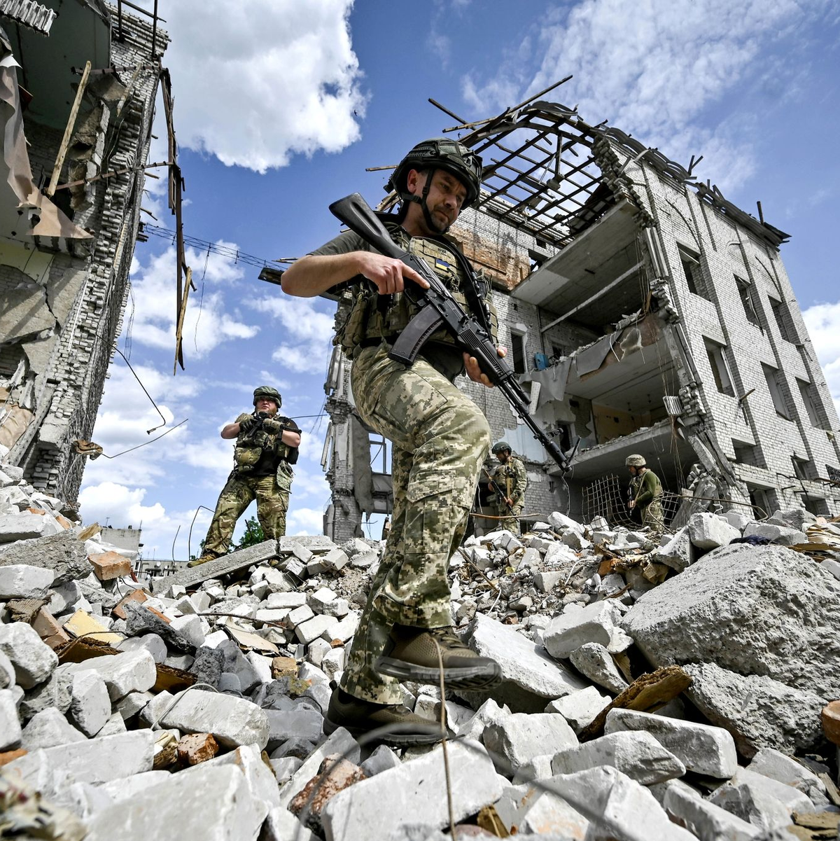 Ukrainische Soldaten im Einsatz: Seit 819 Tagen verteidigen sie ihr Land gegen den russischen Angriffskrieg. - Foto: ukrin/dpa