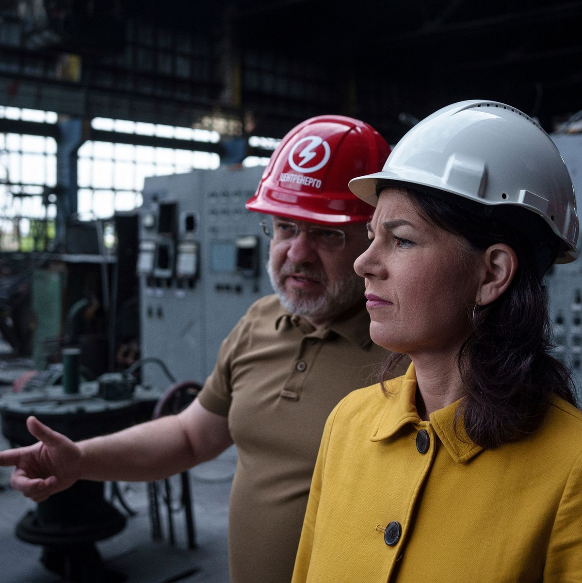 Beim Rundgang durch ein von russischen Raketen zerstörtes Kohlekraftwerk ließ sich Baerbock über die angespannte Energieversorgung informieren. - Foto: Evgeniy Maloletka/AP/dpa