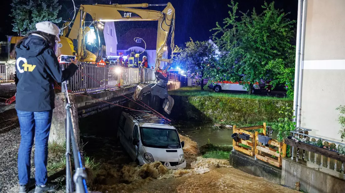 Mit einem Bagger musste dieser Kastenwagen im bayrischen Kastl geborgen werden. - Bild: Daniel Karmann/dpa