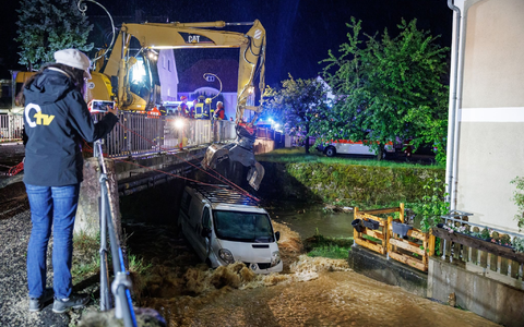 Mit einem Bagger musste dieser Kastenwagen im bayrischen Kastl geborgen werden. - Foto: Daniel Karmann/dpa