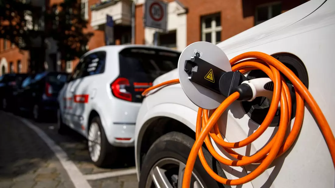 Elektroautos beschleunigen oft weitaus stärker, zudem werden sie wie alle Autos im Mittel immer schwerer. - Bild: Carsten Koall/dpa