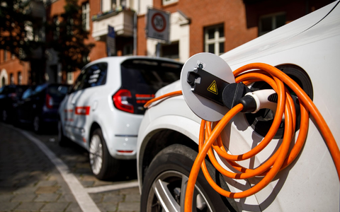 Elektroautos beschleunigen oft weitaus stärker, zudem werden sie wie alle Autos im Mittel immer schwerer. - Foto: Carsten Koall/dpa Elektroautos beschleunigen oft weitaus stärker, zudem werden sie wie alle Autos im Mittel immer schwerer. - Foto: Carsten Koall/dpa