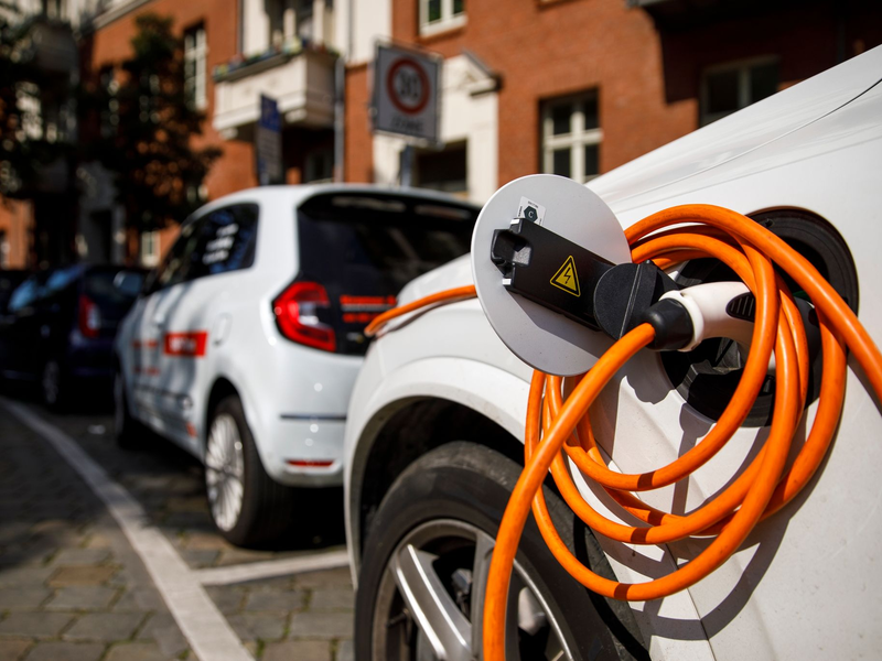 Elektroautos beschleunigen oft weitaus stärker, zudem werden sie wie alle Autos im Mittel immer schwerer. - Foto: Carsten Koall/dpa