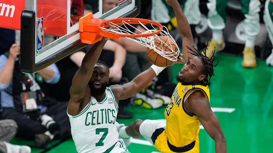Jaylen Brown (l) von den Boston Celtics beendete den Abend mit 26 Punkten. - Bild: Michael Dwyer/AP/dpa