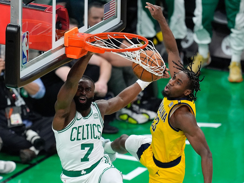 Jaylen Brown (l) von den Boston Celtics beendete den Abend mit 26 Punkten. - Foto: Michael Dwyer/AP/dpa
