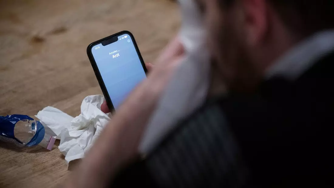 Patientinnen und Patienten sollen über die automatische Telefonassistenz Termine vereinbaren, absagen oder verschieben. - Bild: Hannes P Albert/dpa