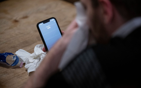 Patientinnen und Patienten sollen über die automatische Telefonassistenz Termine vereinbaren, absagen oder verschieben. - Foto: Hannes P Albert/dpa