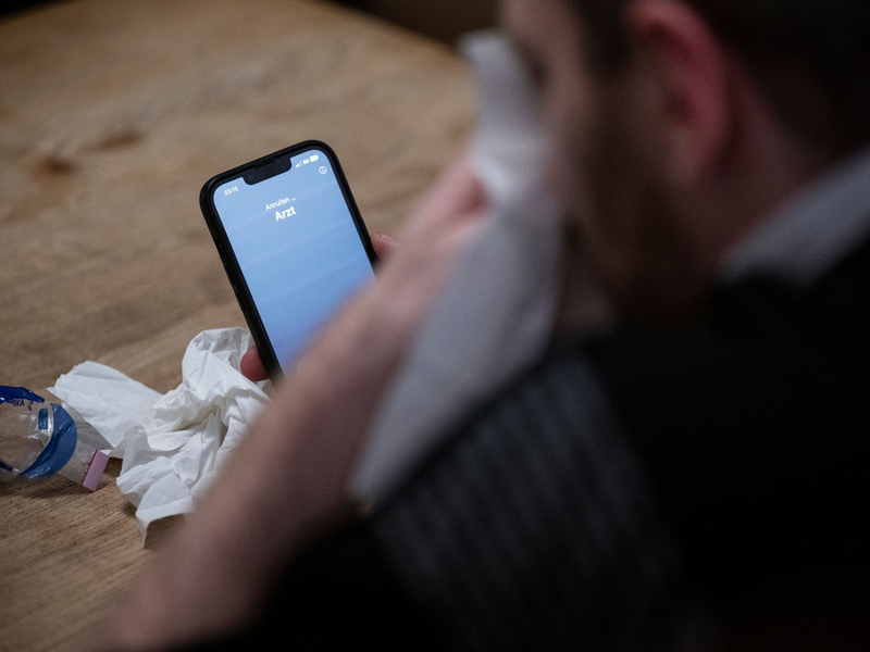 Patientinnen und Patienten sollen über die automatische Telefonassistenz Termine vereinbaren, absagen oder verschieben. - Foto: Hannes P Albert/dpa