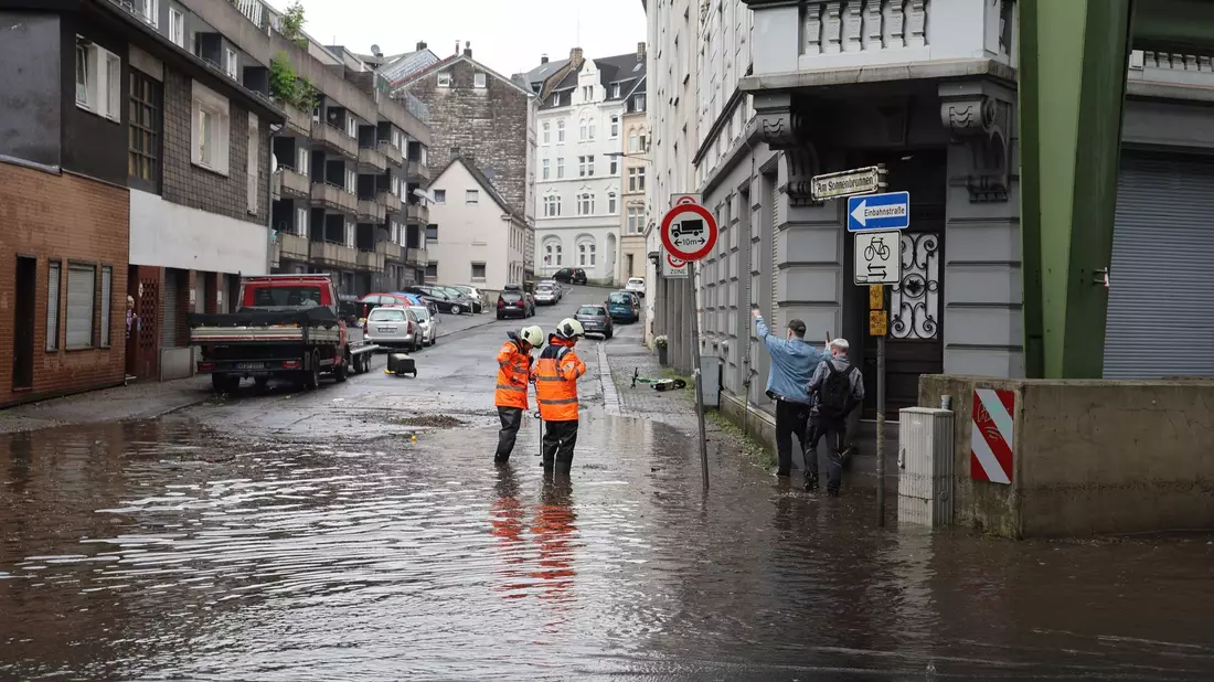 Feuerwehreinsatz in In Wuppertal. - Bild: Matthi Rosenkranz/NEWS5/dpa
