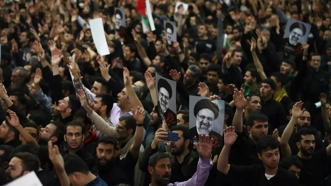 Nach dem Tod von Präsident Ebrahim Raisi und Außenminister Hussein Amirabdollahian zieht ein Trauerzug durch Teheran. - Bild: Saeid Zareian/dpa