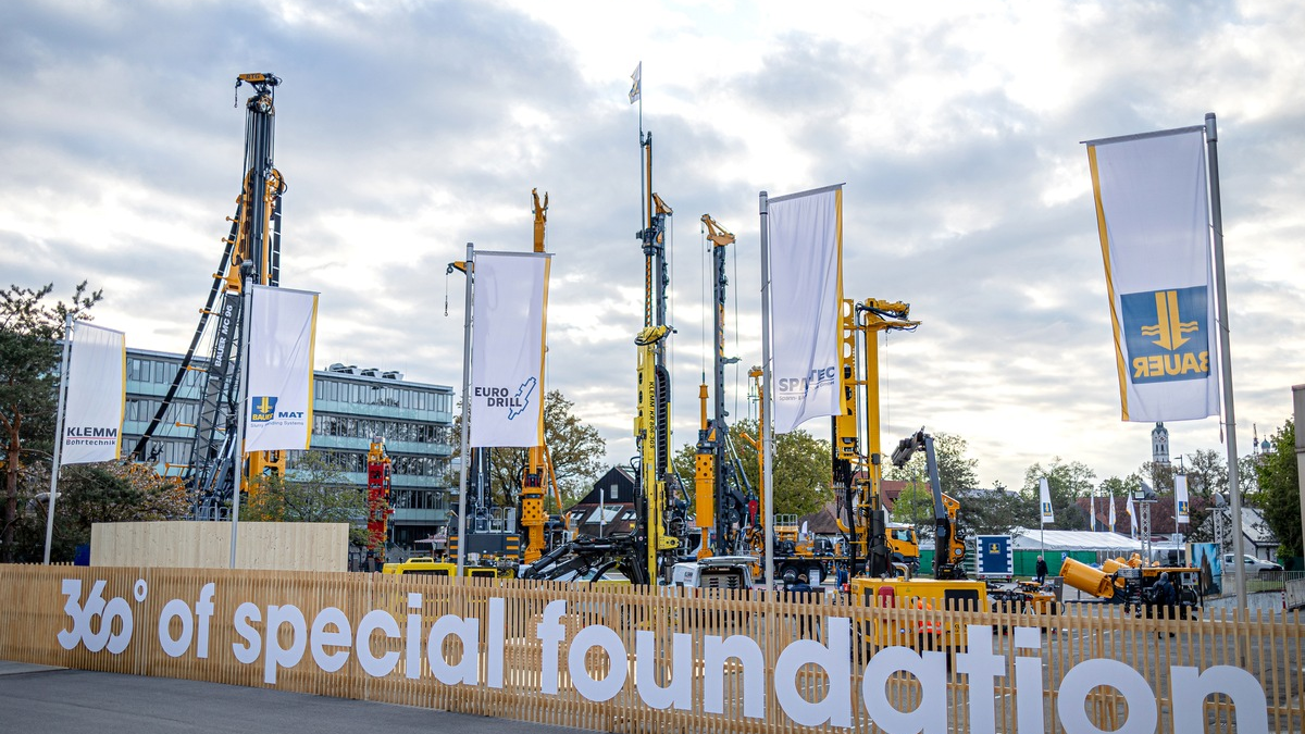 360 degrees of special foundation: Bauer begrüßte rund 1.900 Gäste aus 72 Ländern zur Hausausstellung - Foto: presseportal.de