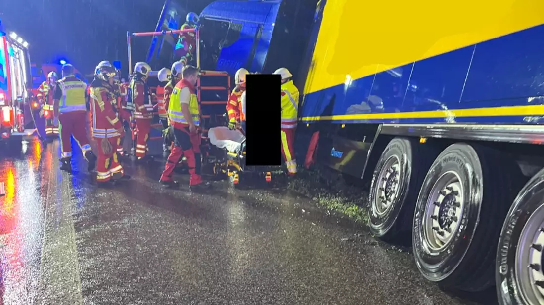 API-TH: Lkw kippt in den Straßengraben - Bergungsarbeiten dauern mehrere Stunden an - Bild: presseportal.de