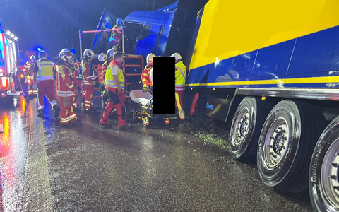 API-TH: Lkw kippt in den Straßengraben - Bergungsarbeiten dauern mehrere Stunden an - Foto: presseportal.de