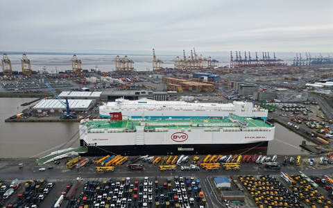 Der Autofrachter «BYD Explorer No.1» liegt mit 3000 Neuwagen an Bord in Bremerhaven. Der Frachter ist vom chinesischen Shenzen nach Europa gekommen. - Foto: Lars Penning/dpa