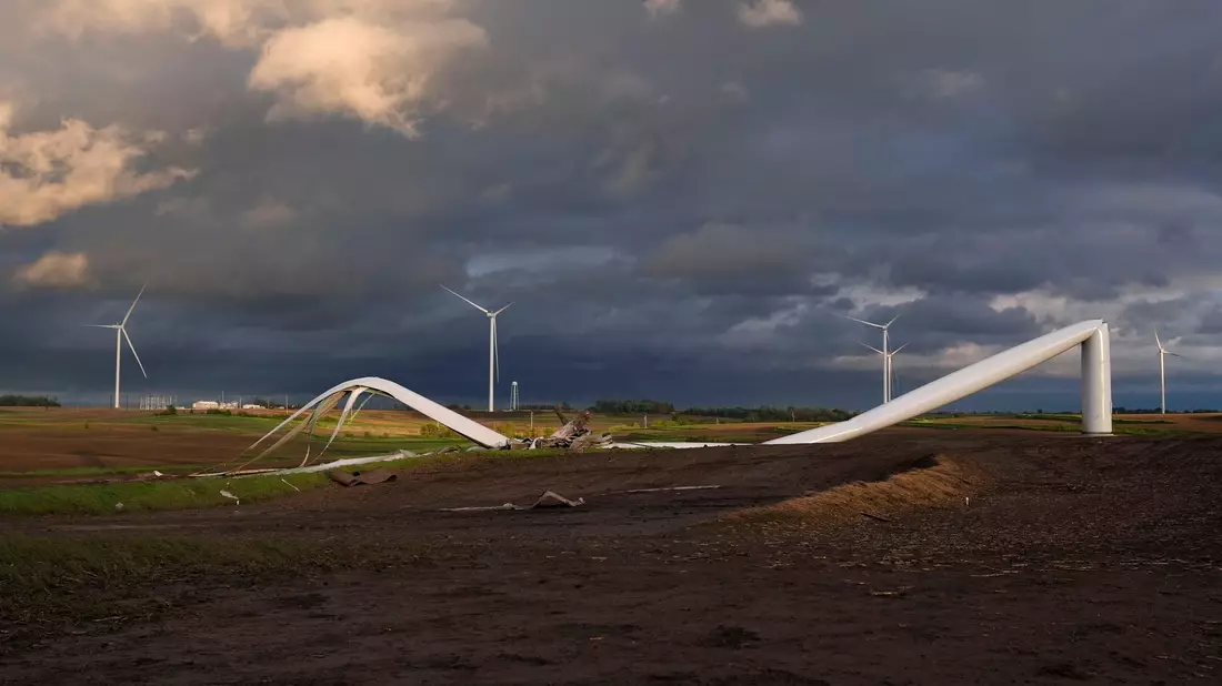 Die Überreste einer durch einen Tornado beschädigten Windturbine in der Nähe von Prescott, Iowa. - Bild: Charlie Neibergall/AP/dpa
