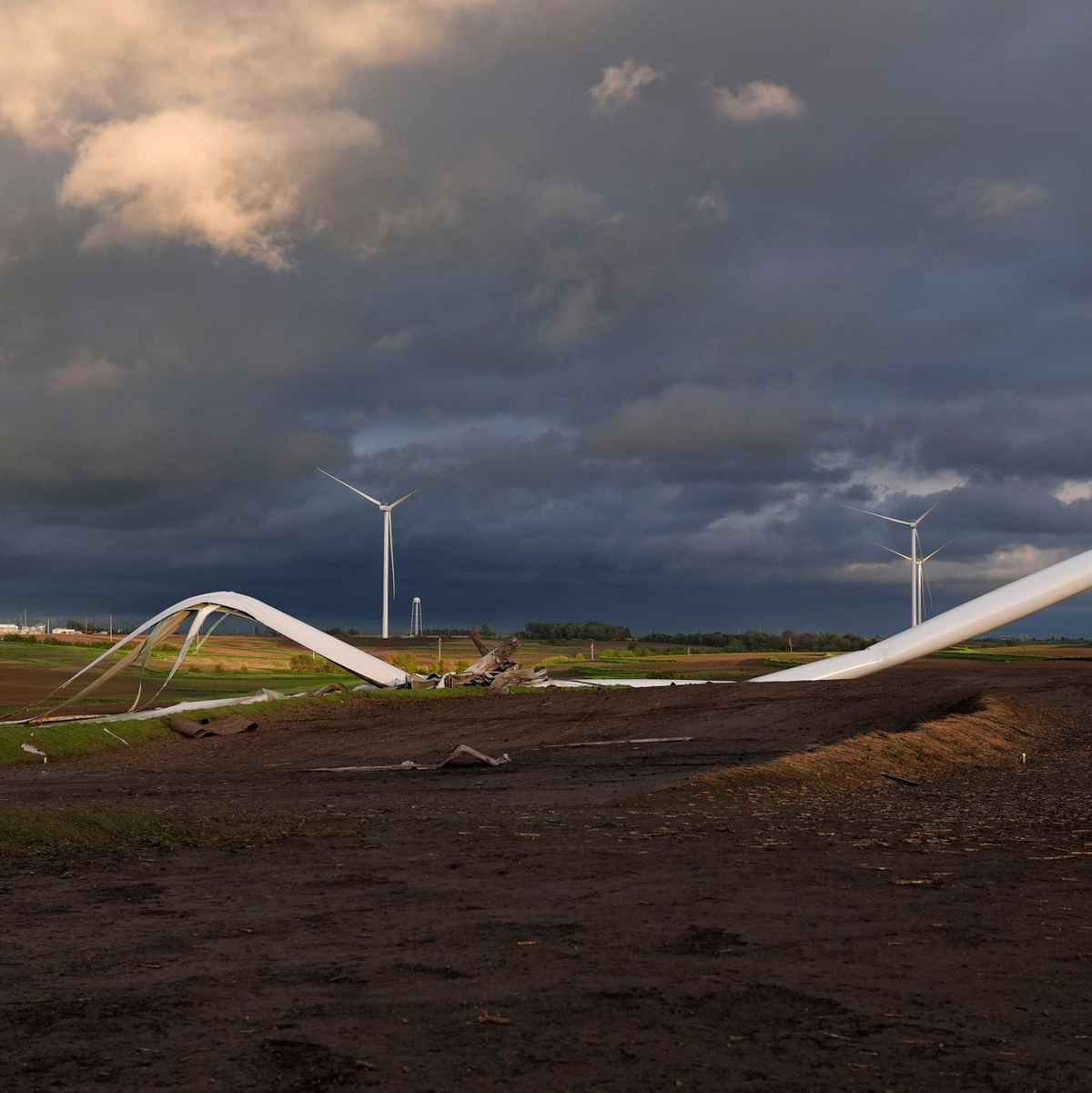 Die Überreste einer durch einen Tornado beschädigten Windturbine in der Nähe von Prescott, Iowa. - Foto: Charlie Neibergall/AP/dpa