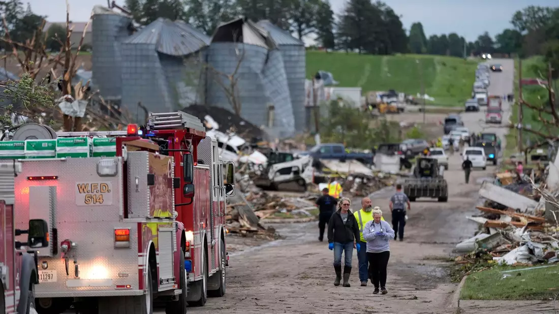 Schäden in Greenfield nach einem Tornado. - Bild: Charlie Neibergall/AP/dpa