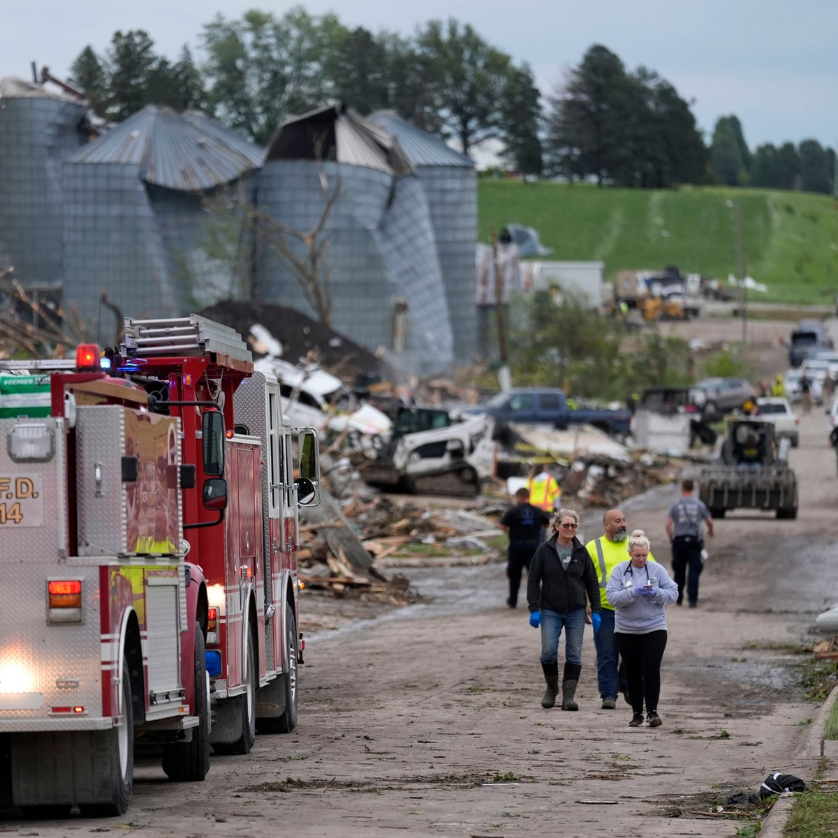 Schäden in Greenfield nach einem Tornado. - Foto: Charlie Neibergall/AP/dpa