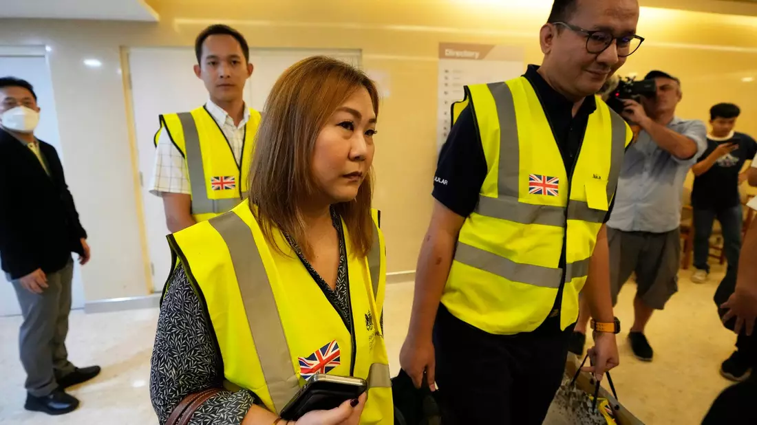 Mitarbeiter der britischen Botschaft besuchen in einem Hospital in Bangkok  britische Passagiere, die bei dem Flug verletzt wurden. - Bild: Sakchai Lalit/AP/dpa
