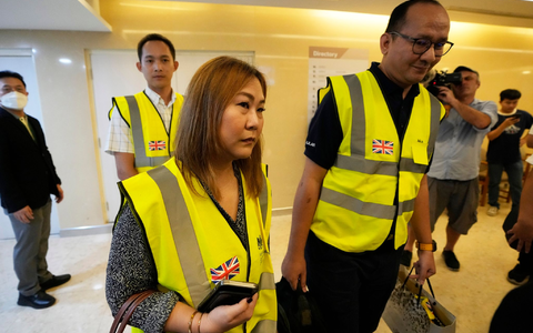 Mitarbeiter der britischen Botschaft besuchen in einem Hospital in Bangkok britische Passagiere, die bei dem Flug verletzt wurden. - Foto: Sakchai Lalit/AP/dpa Mitarbeiter der britischen Botschaft besuchen in einem Hospital in Bangkok britische Passagiere, die bei dem Flug verletzt wurden. - Foto: Sakchai Lalit/AP/dpa