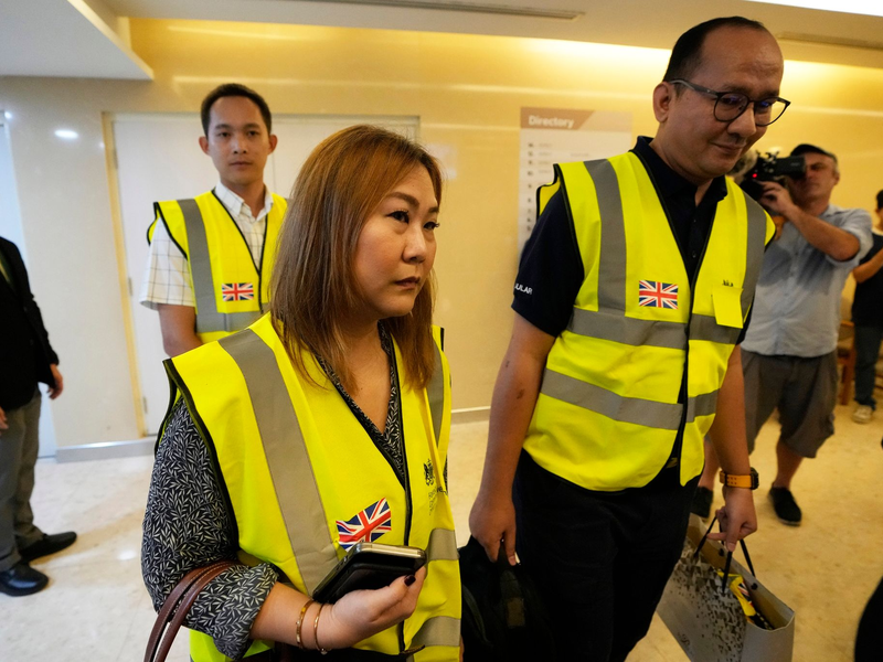 Mitarbeiter der britischen Botschaft besuchen in einem Hospital in Bangkok  britische Passagiere, die bei dem Flug verletzt wurden. - Foto: Sakchai Lalit/AP/dpa