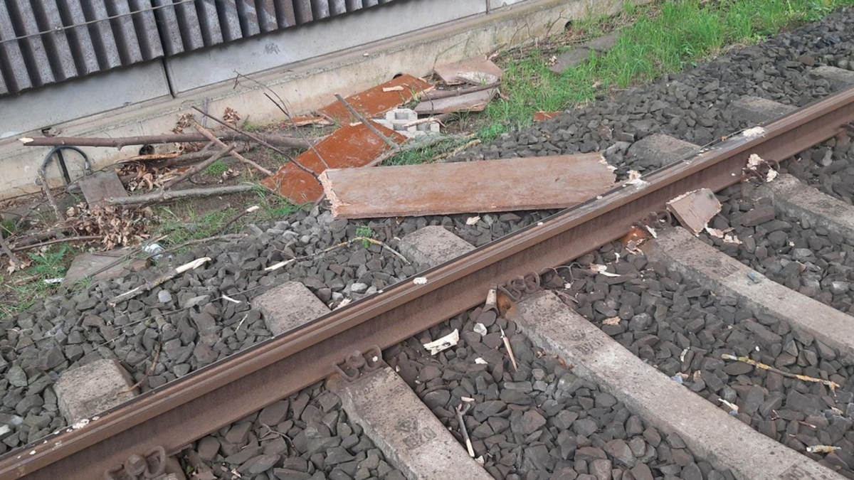 BPOL NRW: Schrank und Campingstuhl auf Gleise gelegt: Bundespolizei sucht Zeugen - Foto: presseportal.de