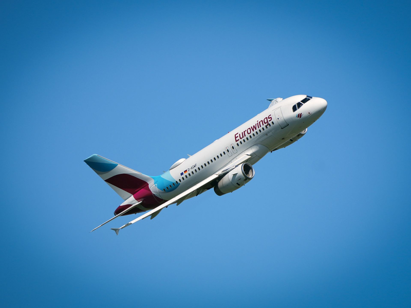 Mit nun rund 120 Flugzeugen biete Eurowings wegen der weiter stark wachsenden Nachfrage 13 Prozent mehr Plätze an als im Vorjahr. - Foto: Soeren Stache/dpa
