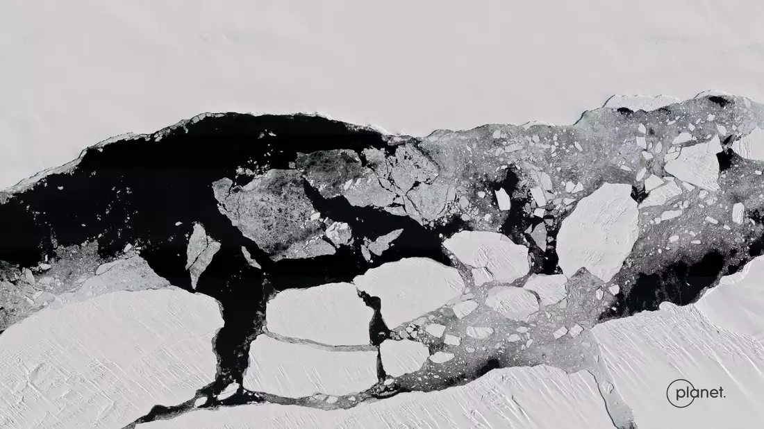 Der Abbruch des Eisbergs «Chasm-1» vom Brunt-Schelfeis in der Antarktis (Handout eines Satellitenbildes vom  26.01.2023). - Bild: Planet Labs PBC/Planet Labs PBC/dpa