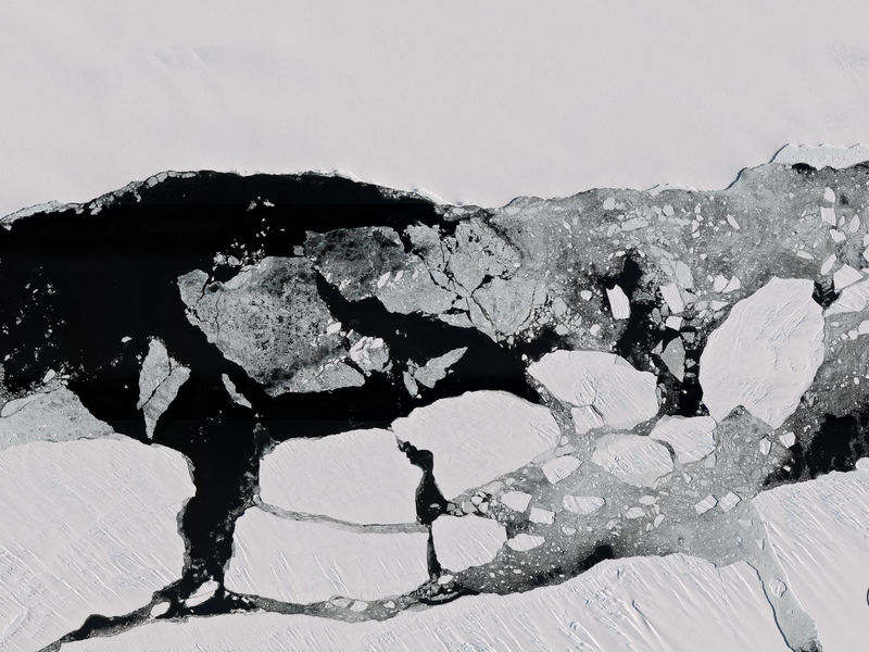 Der Abbruch des Eisbergs «Chasm-1» vom Brunt-Schelfeis in der Antarktis (Handout eines Satellitenbildes vom  26.01.2023). - Foto: Planet Labs PBC/Planet Labs PBC/dpa