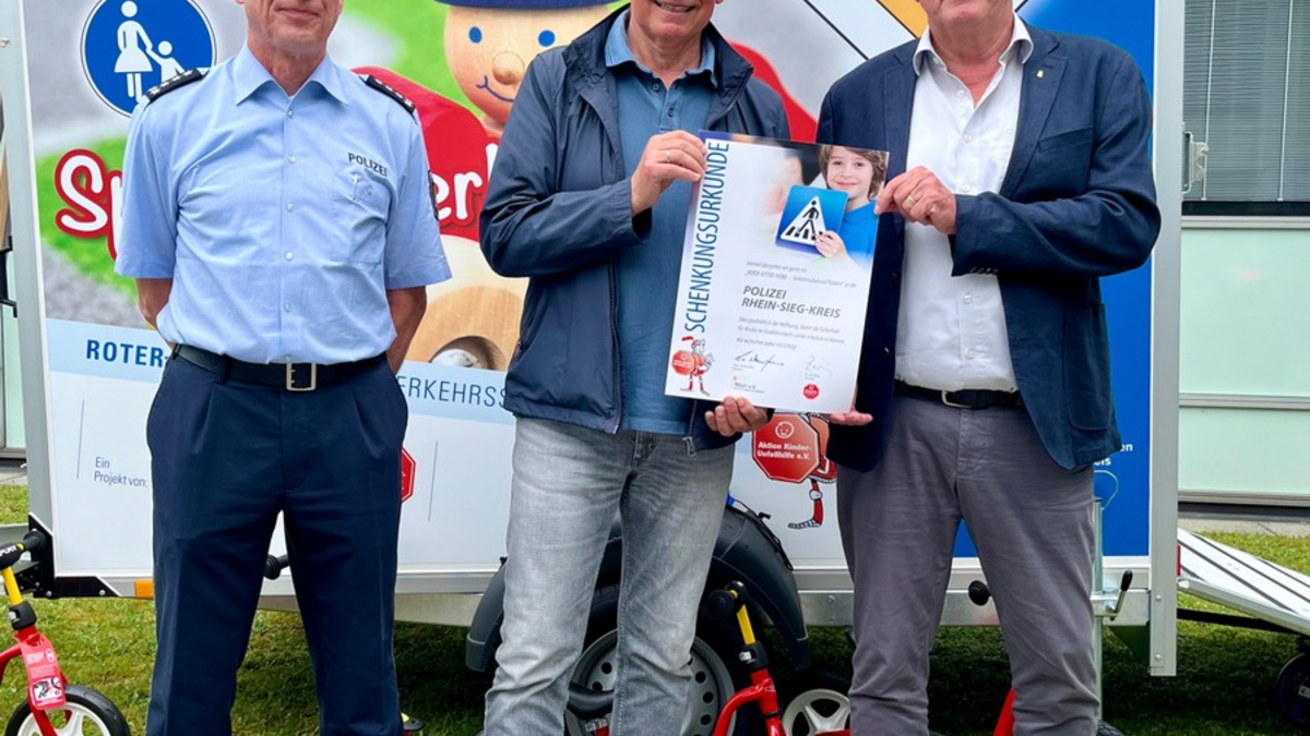 POL-SU: Spielend Verkehrsregeln lernen - Übergabe des 