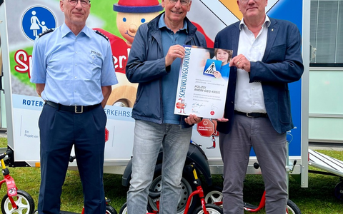 POL-SU: Spielend Verkehrsregeln lernen - Übergabe des Rote-Ritter-Mobils - Foto: presseportal.de