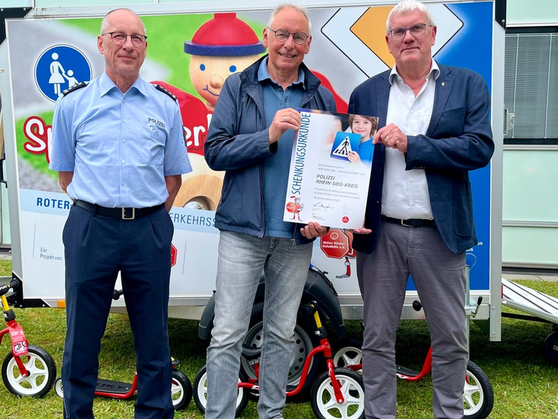 POL-SU: Spielend Verkehrsregeln lernen - Übergabe des Rote-Ritter-Mobils - Foto: presseportal.de