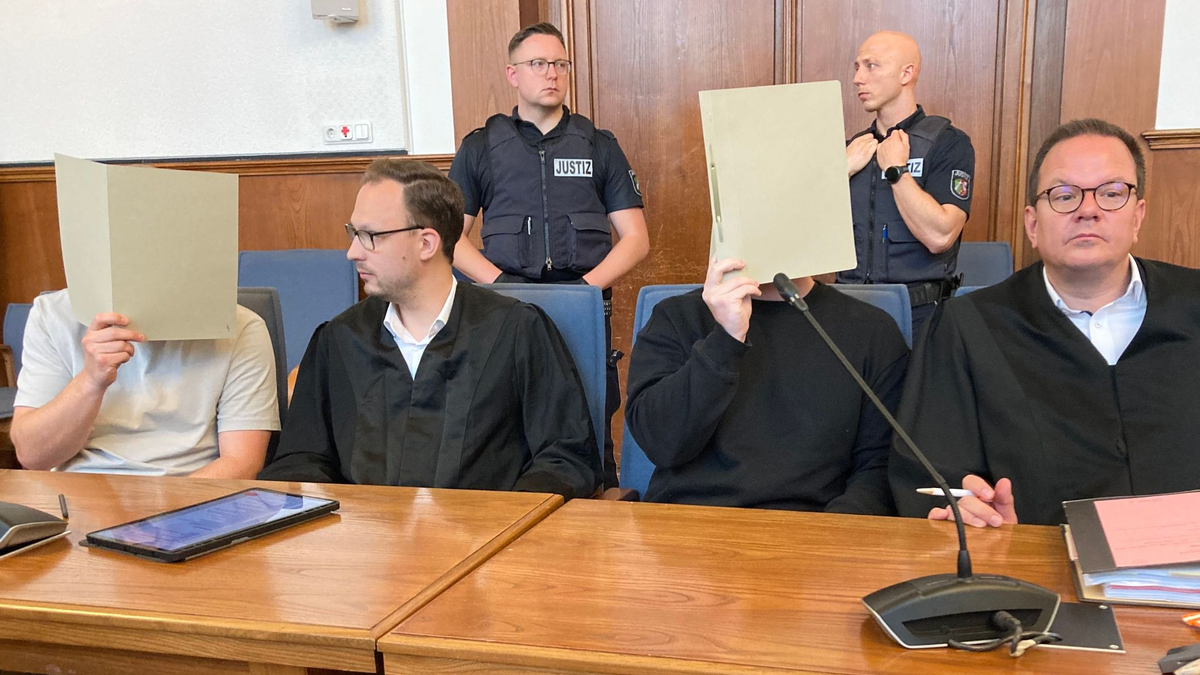 Die angeklagten Polizeibeamten und ihre Verteidiger im Landgericht Dortmund. - Foto: Carsten Linnhoff/dpa