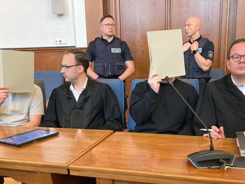 Die angeklagten Polizeibeamten und ihre Verteidiger im Landgericht Dortmund. - Foto: Carsten Linnhoff/dpa