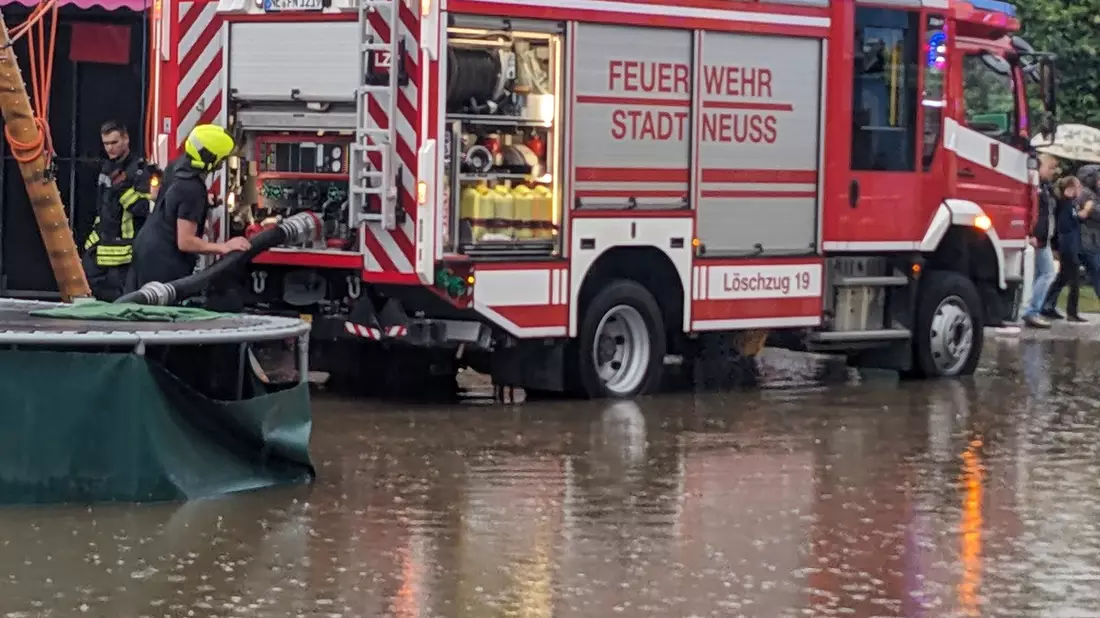 FW-NE: Schützenhilfe fürs Schützenfest | Feuerwehr beseitigt Überschwemmung auf dem Kirmesplatz nach Starkregen - Bild: presseportal.de
