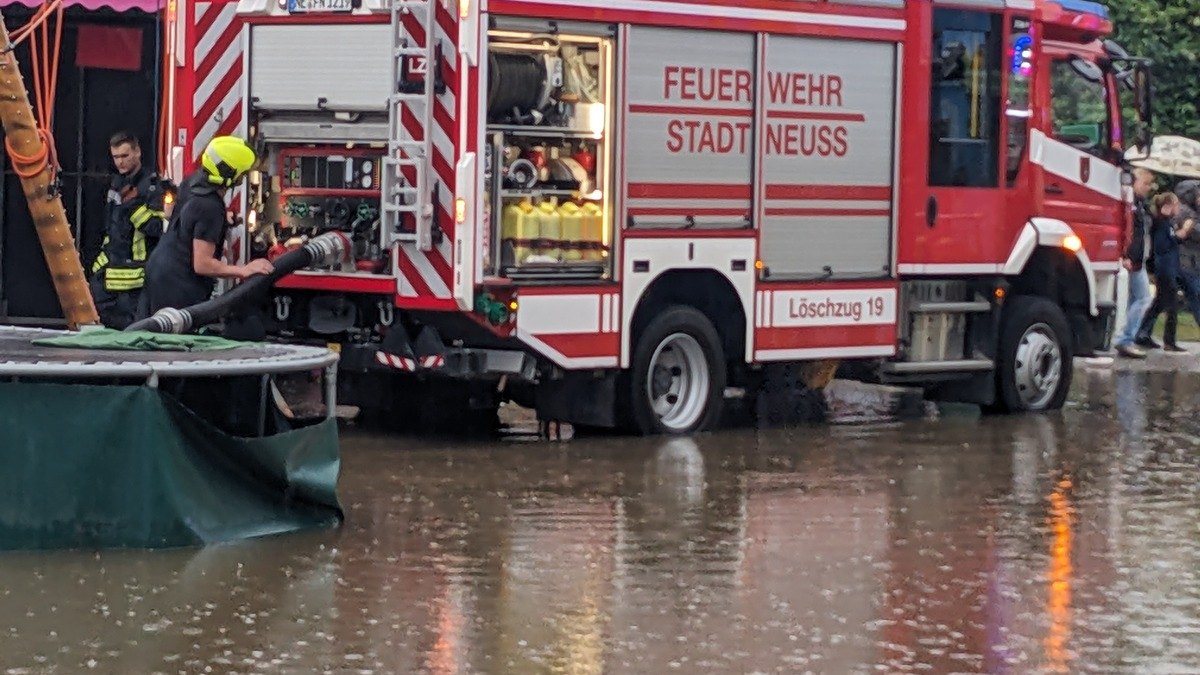 FW-NE: Schützenhilfe fürs Schützenfest | Feuerwehr beseitigt Überschwemmung auf dem Kirmesplatz nach Starkregen - Foto: presseportal.de