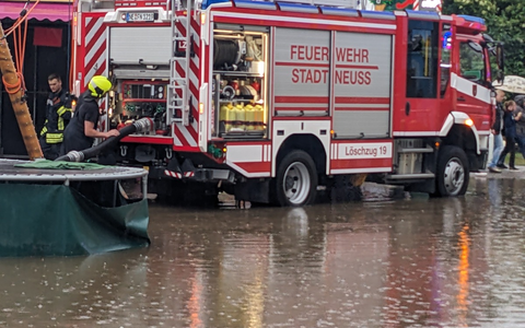 FW-NE: Schützenhilfe fürs Schützenfest | Feuerwehr beseitigt Überschwemmung auf dem Kirmesplatz nach Starkregen - Foto: presseportal.de