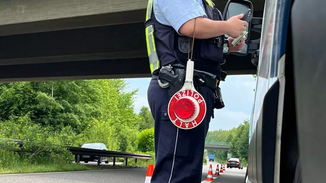 POL-REK: 240522-3: Verkehrsüberwachung auf der B 59 - Polizei ahndet etwa 130 Verstöße - Bild: presseportal.de