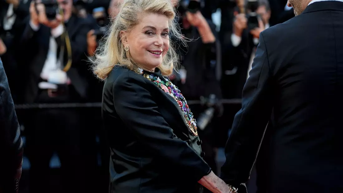 Catherine Deneuve bei der Premiere des Films Marcello Mio in Cannes. - Bild: Andreea Alexandru/Invision/AP