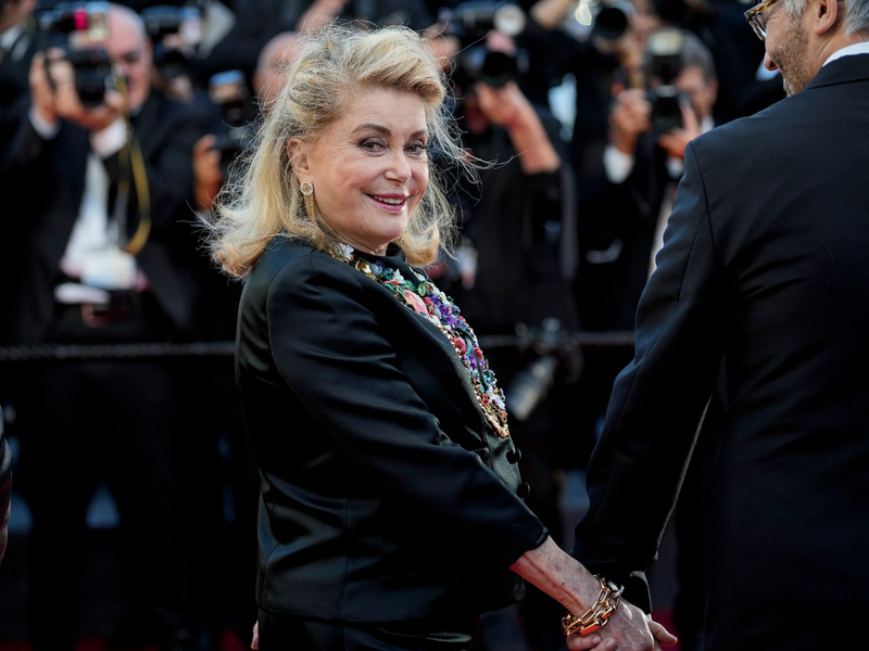 Catherine Deneuve bei der Premiere des Films Marcello Mio in Cannes. - Foto: Andreea Alexandru/Invision/AP