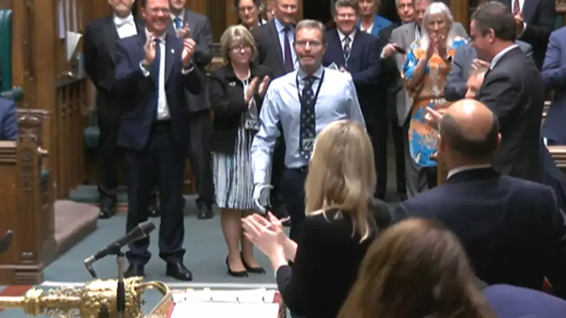 Der konservative Abgeordente Craig Mackinlay (m.) wird bei seiner Rückkehr von den Mitgliedern des Parlaments beklatscht. - Bild: House Of Commons/Uk Parliament/PA Wire/dpa